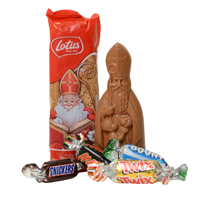 sintpakket met Lotus speculoos Belgische chocolade mars, snickers en twix